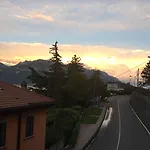Lake Como Hostel Хостел Менаджо