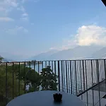 Lake Como Hostel Хостел *