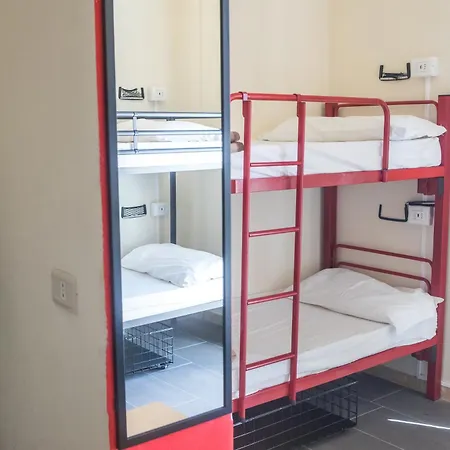 Lake Como Hostel מנאג'יו