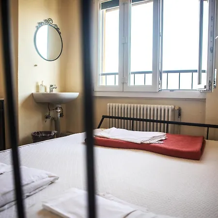 אכסניה Lake Como Hostel *