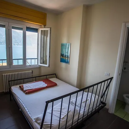 Lake Como Hostel אכסניה מנאג'יו
