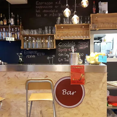 Lake Como Hostel * מנאג'יו