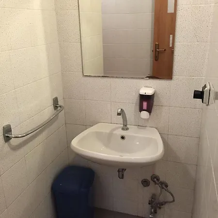 科莫湖旅馆 旅馆 *