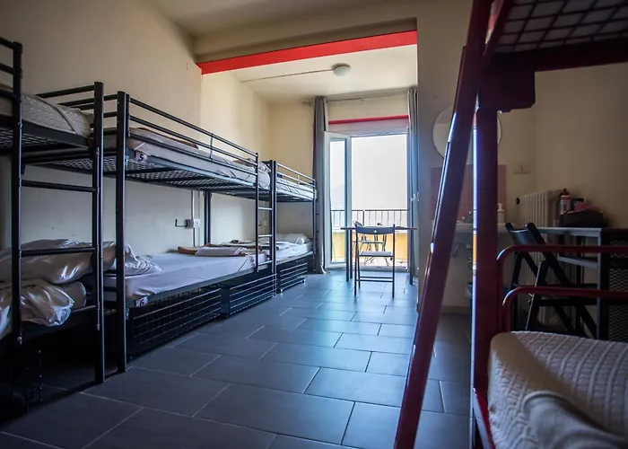 Lake Como Hostel Хостел