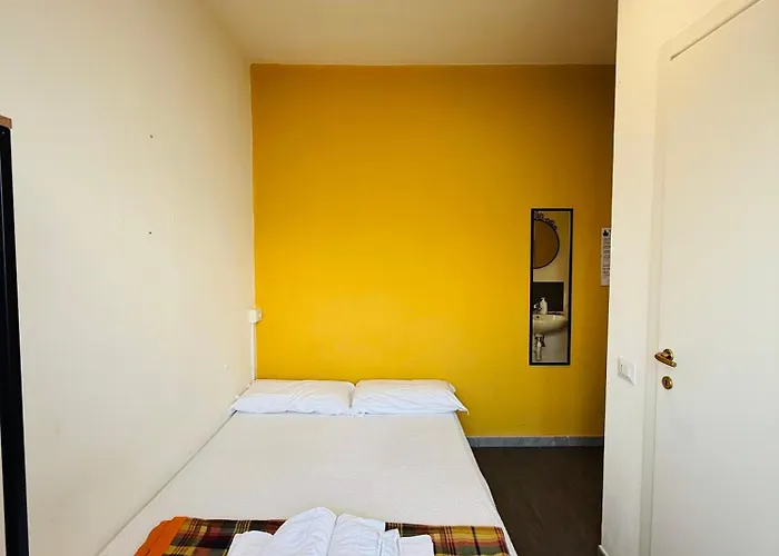 Lake Como Hostel Хостел
